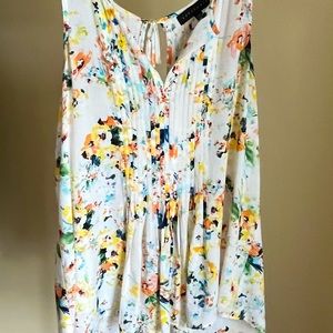 Pleated sleeveless summer top. Cool opening and tie in the back.